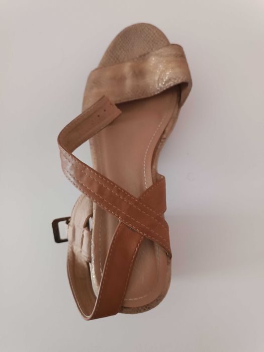 Sandálias de salto medio