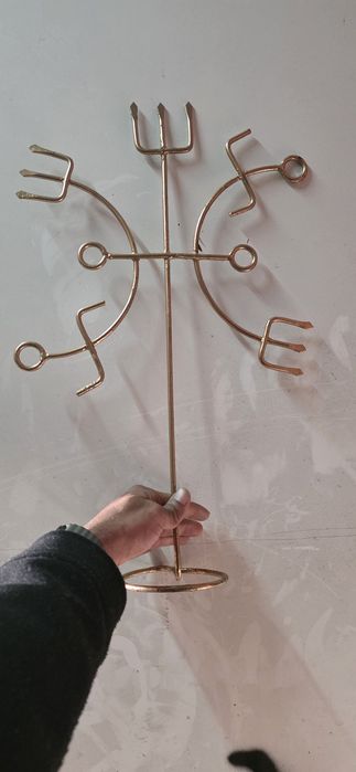 Ferramenta de Exu do lodo e pregos para ascentamento.