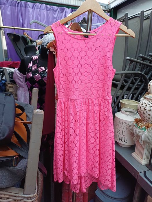 Dwie koronkowe ,wyjściowe sukienki.