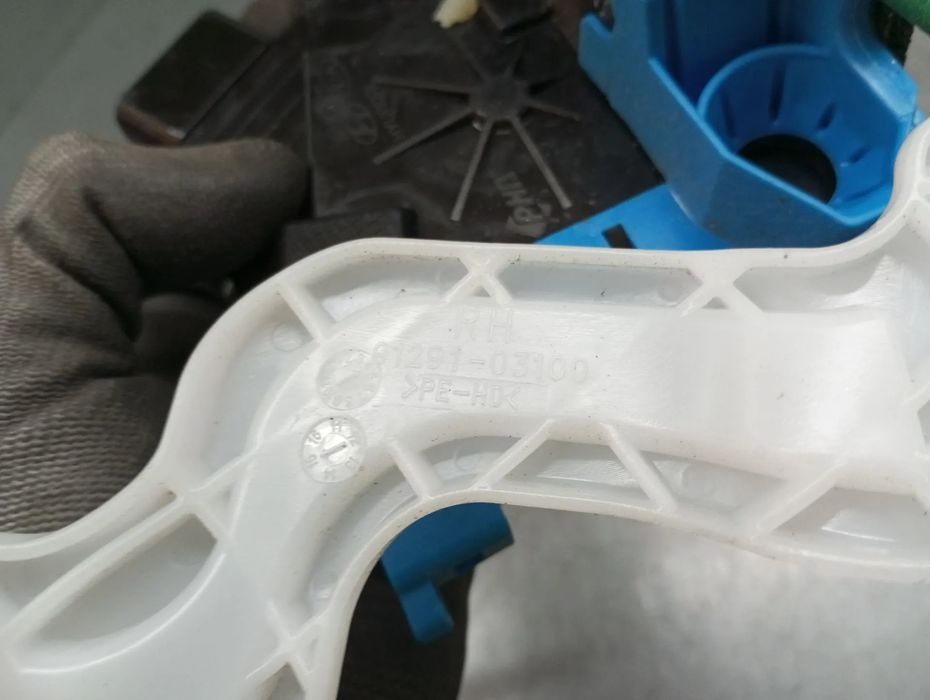 Fechadura / fecho porta trás direito HYUNDAI i30 (GD)