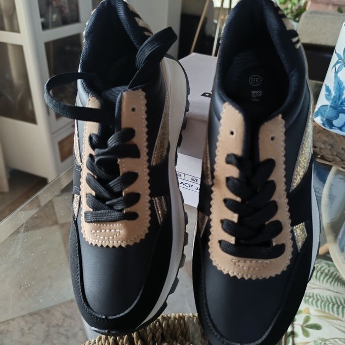 Sapatilhas n38 preta e camel NOVAS