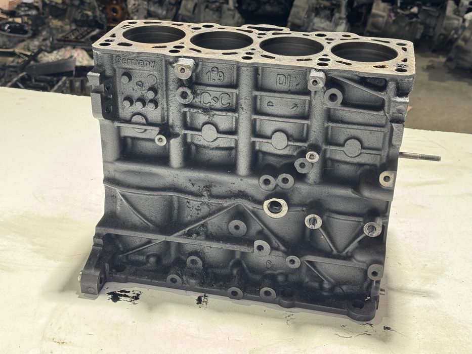 Блок циліндрів 1.9 bls passat b6 caddy golf skoda a5 блс 038 021 CC