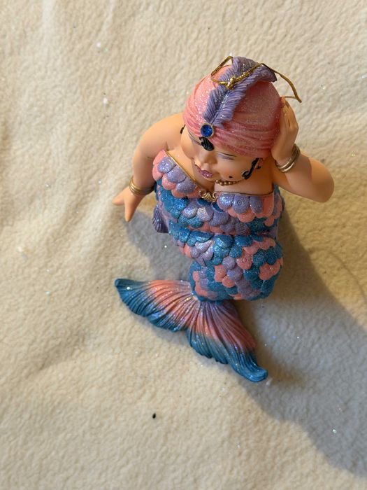 Enfeite sereio merman em porcelana com glitter – vários