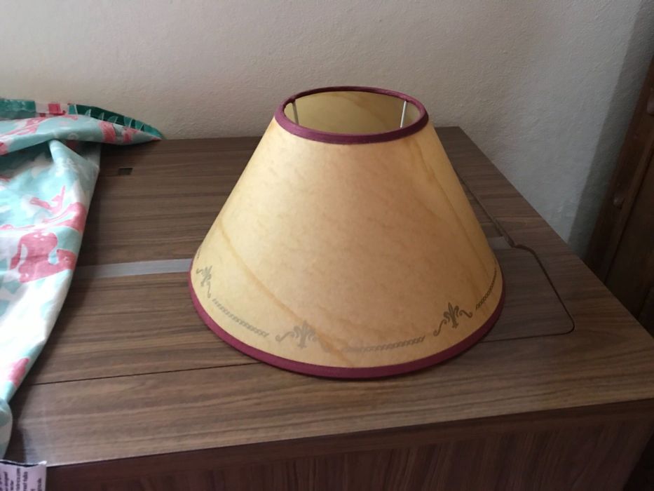 Diversos candeeiros, abatjors e coluna em alabastro