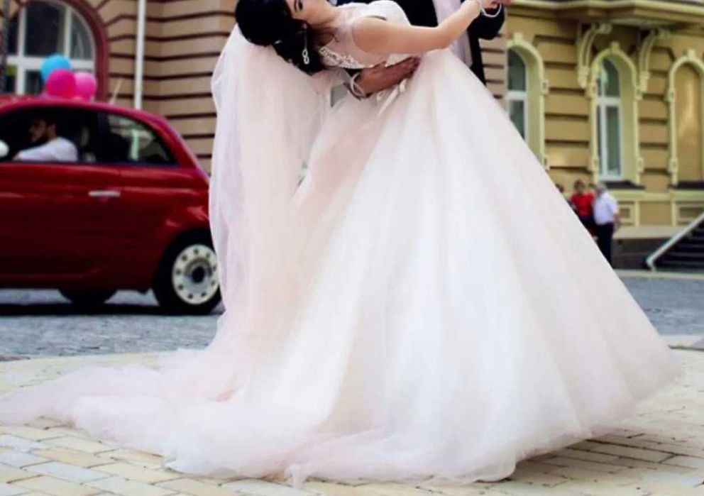 Весільна сукня або ж випускна.