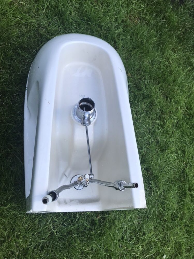 Bidet z armatura