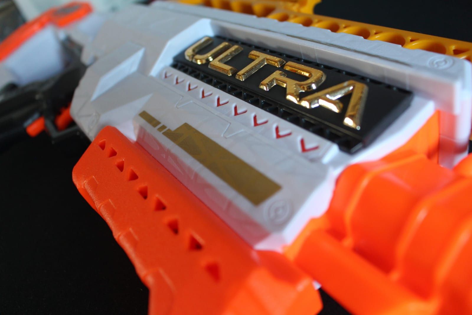 Arma Nerf Ultra - laranja, branca e preta