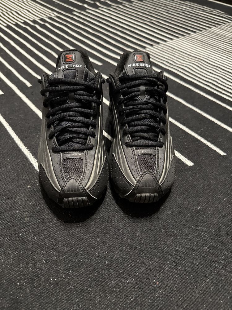 Nike shox black.