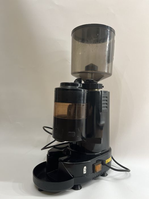 Професійна кавомашина , в подарунок кавомолка