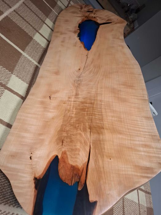 Wyjątkowy blat/dekor drewniany z żywicą – ręcznie wykonany