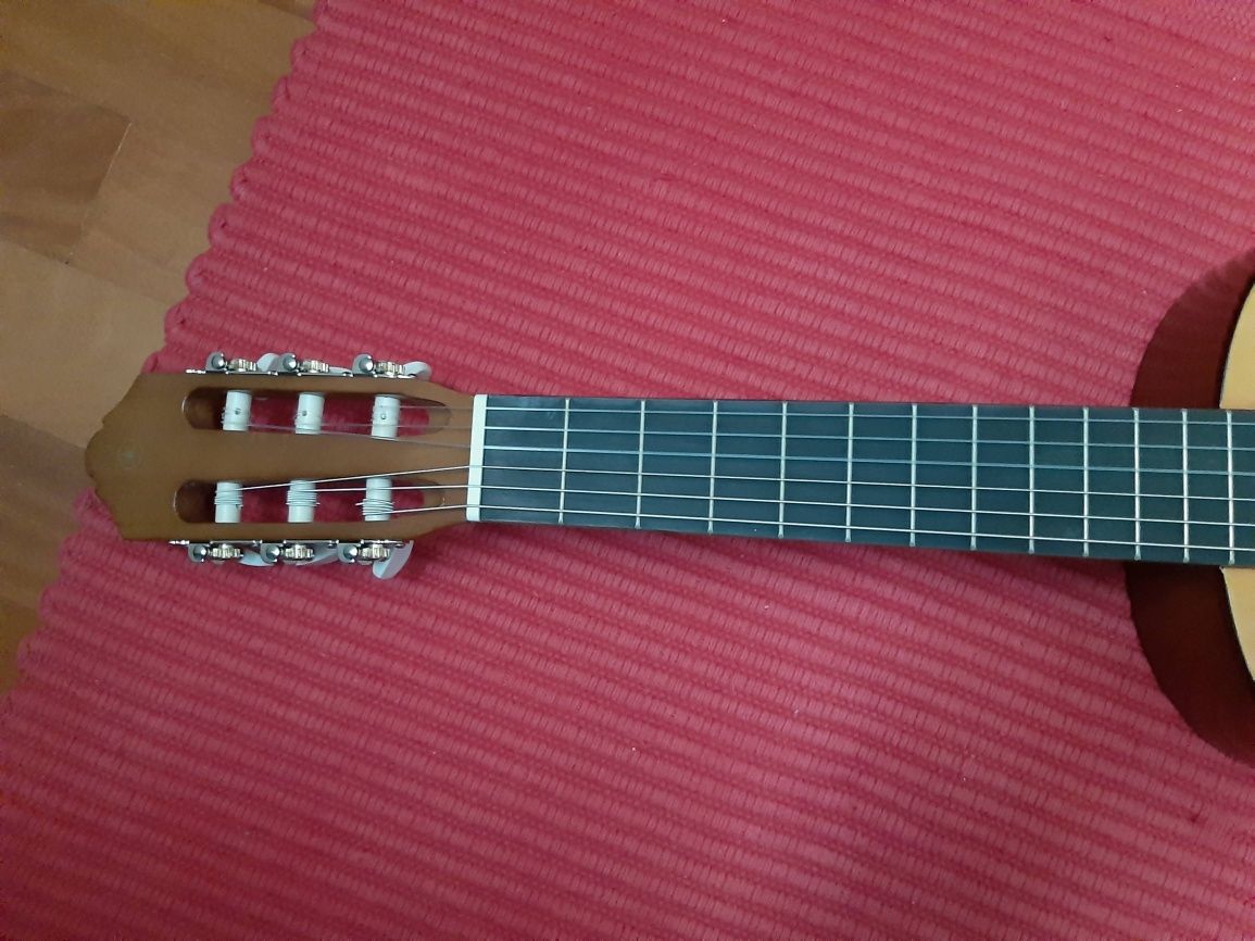 Guitarra acústica Yamaha (tamanho pequeno)