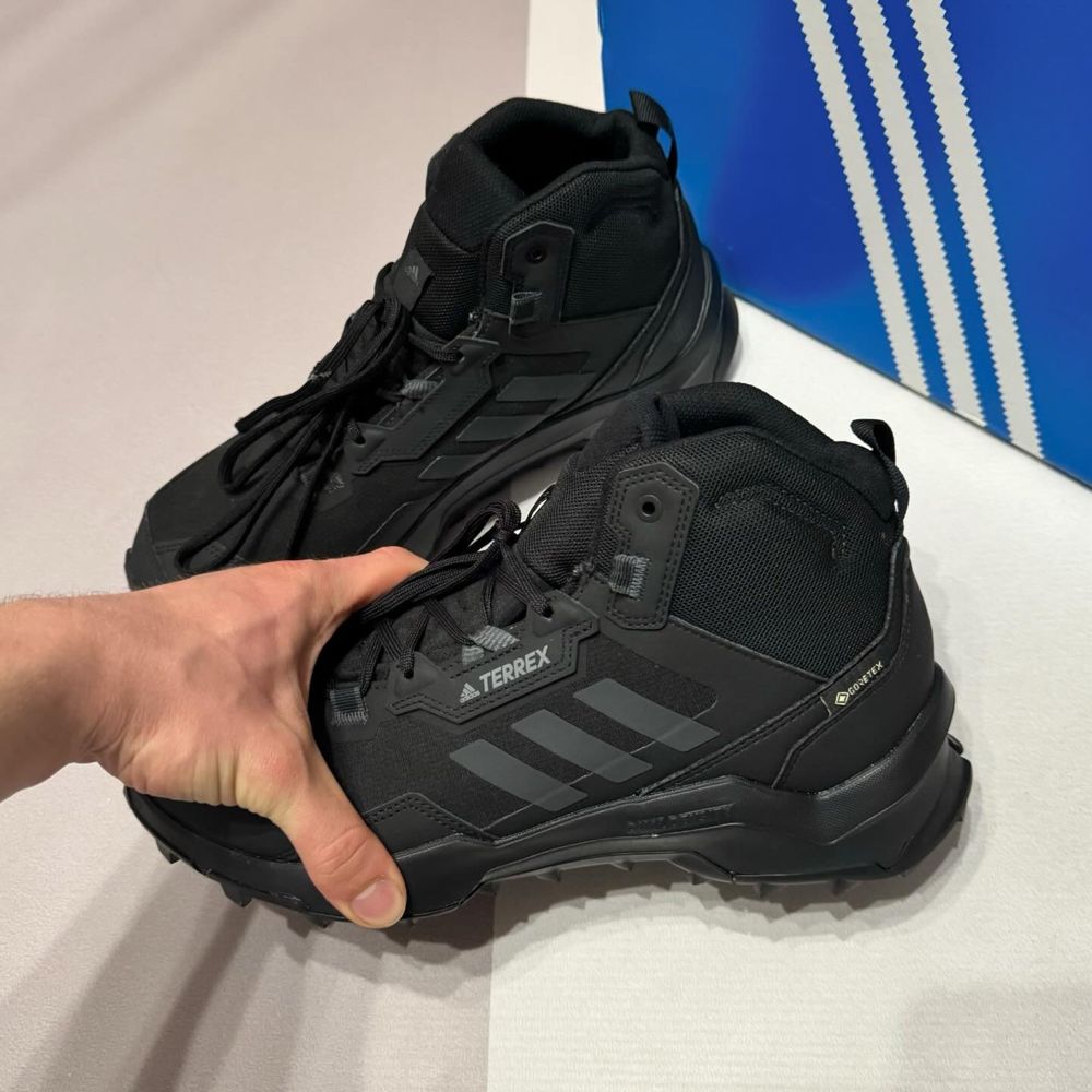 Нові зимові ботінки Adidas Terrex Gore Tex чорні 44 і 45 розмір