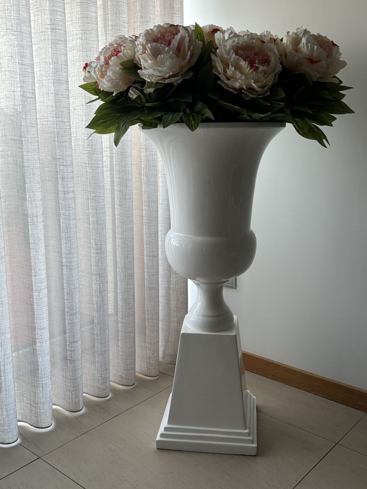 Vaso cluna com flores artificiais  altura : 1,20  cor branco  vidrado