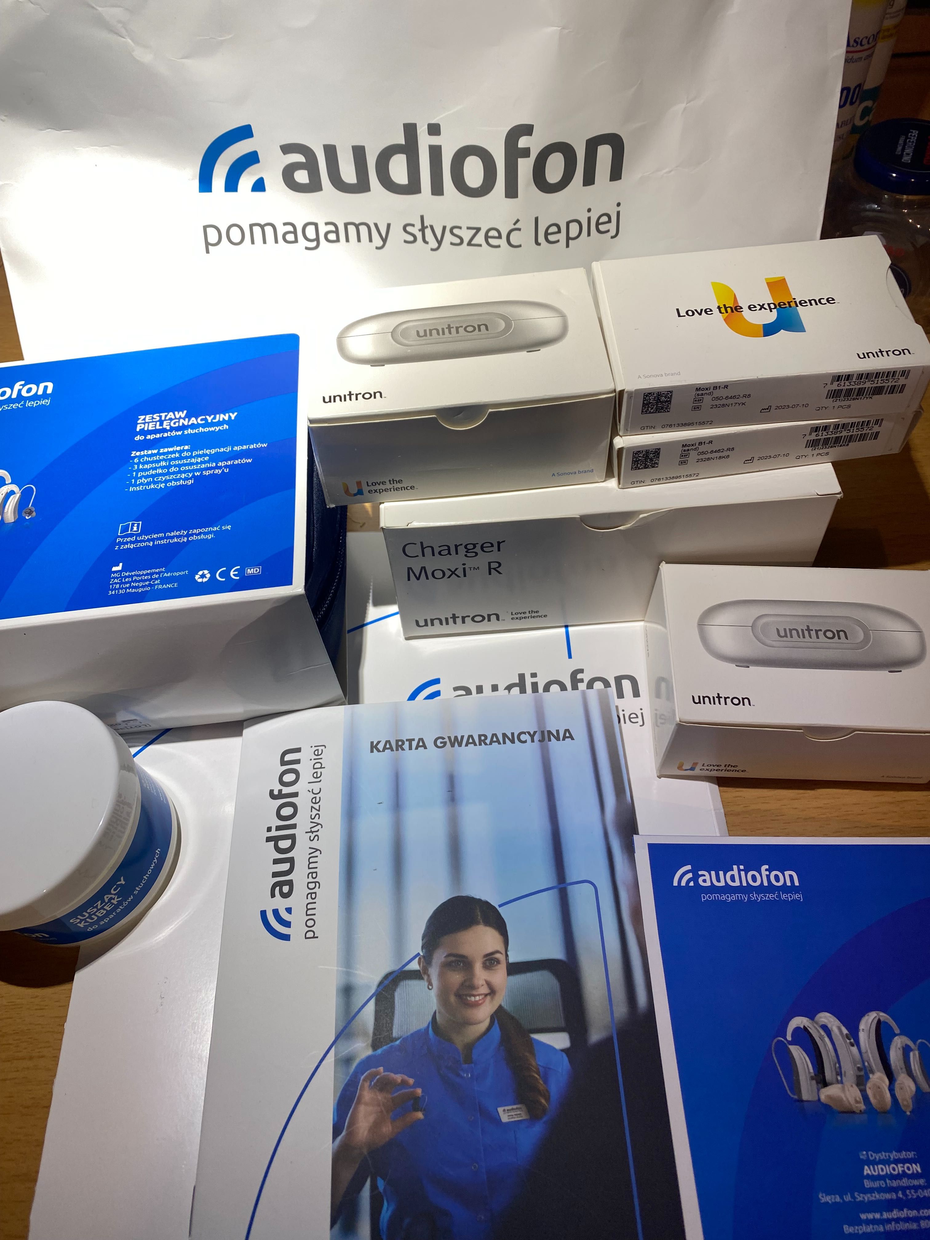 Aparaty słuchowe Moxi UNITRON audiofon prawy i lewy.