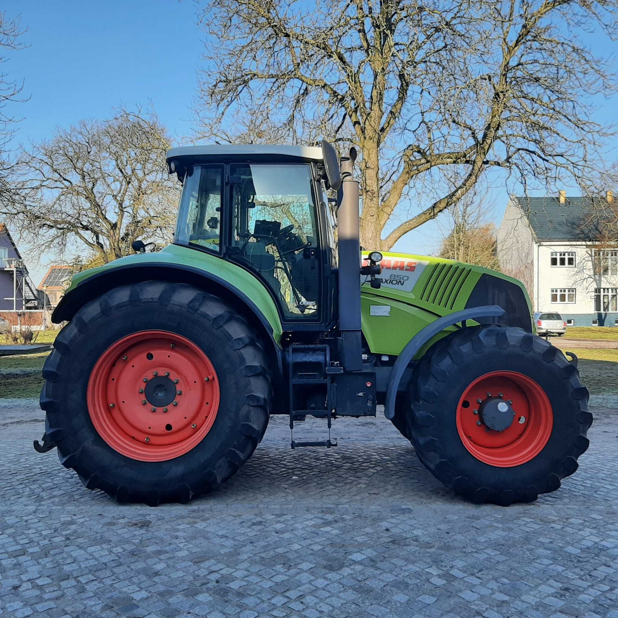 Трактор колесный CLAAS Axion 850