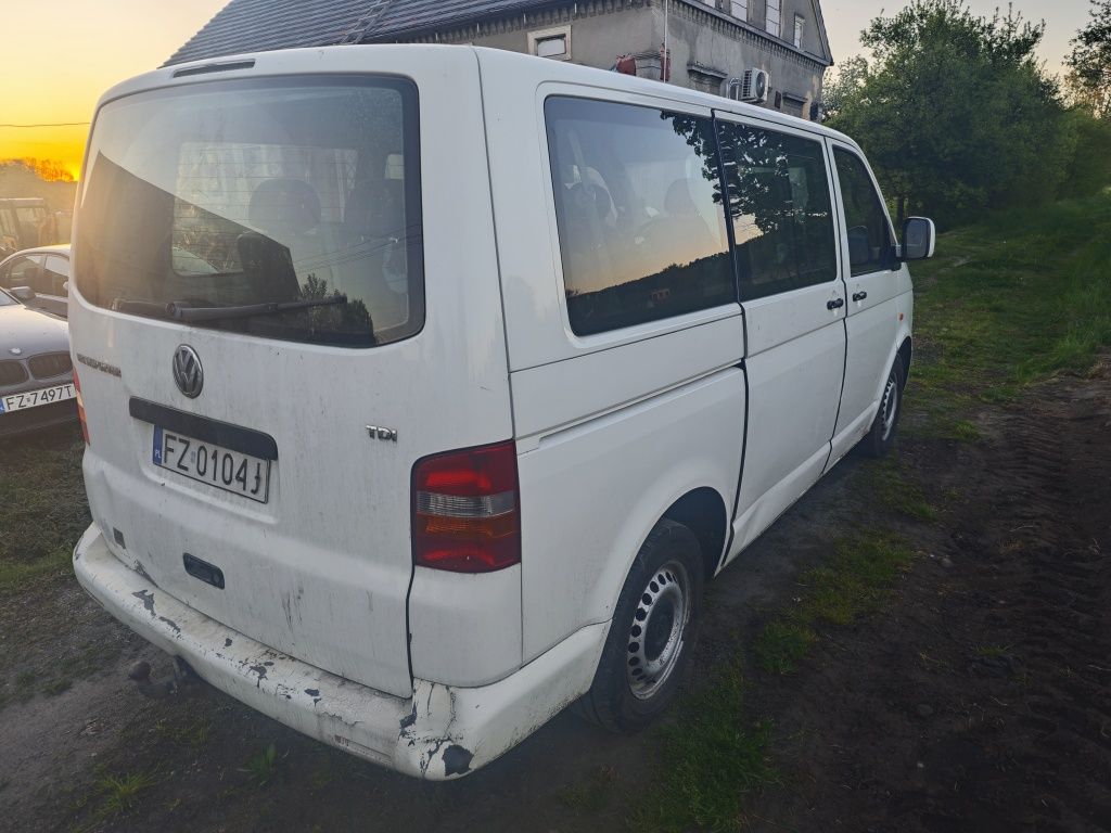 Volkswagen T5 9osob 2.5tdi 2003r uszkodzona uszczelka pod glowica