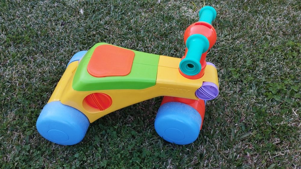 Andador/triciclo Tomy para bebé