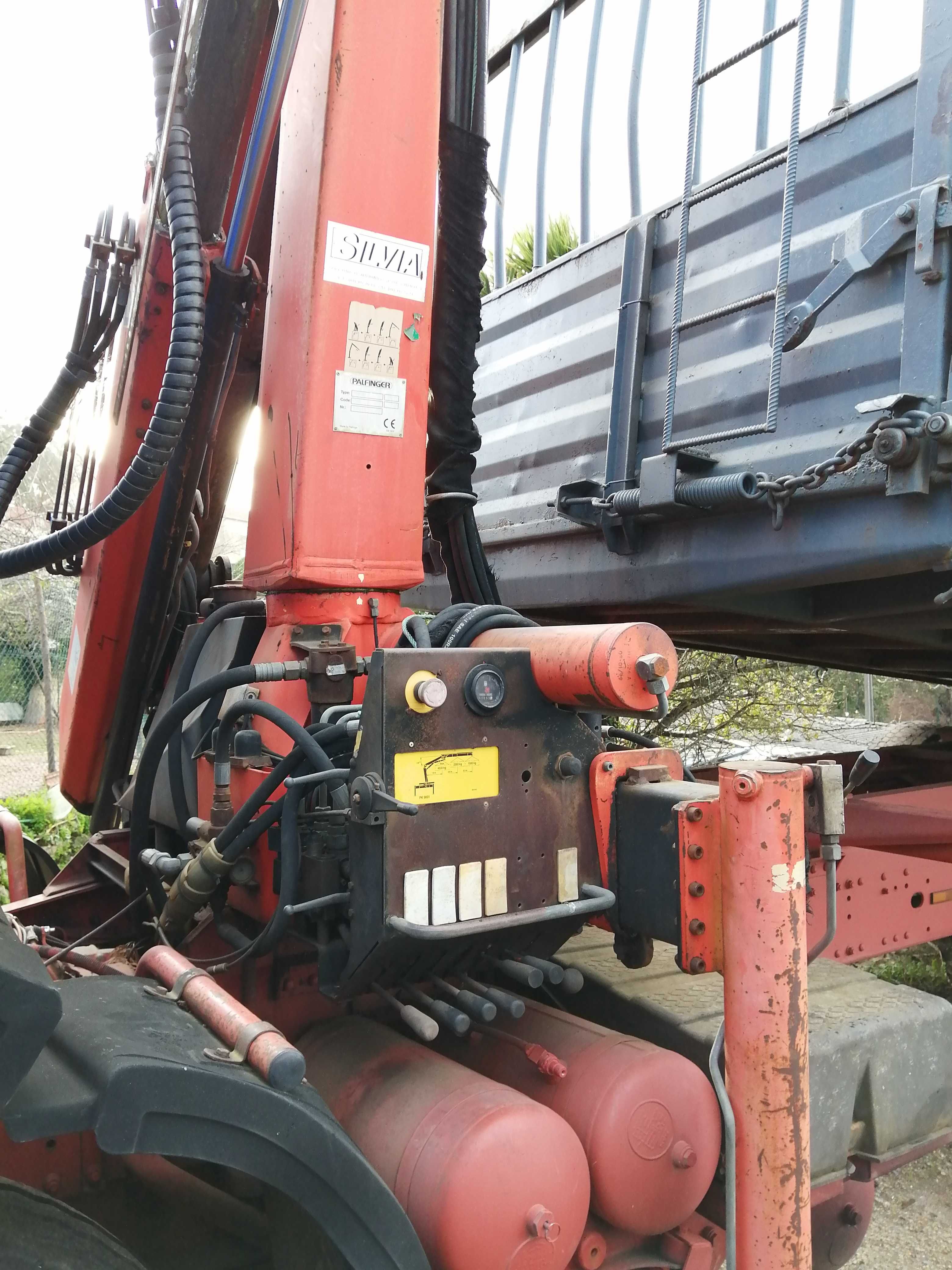 Man 322 tri basculante com grua palfinger