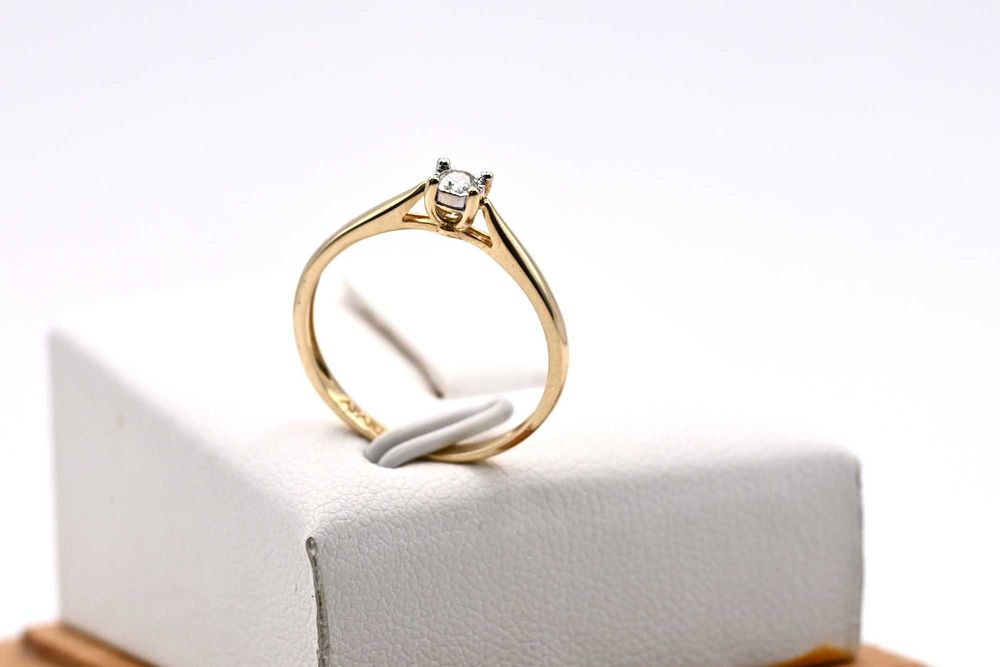 Klasyczny zaręczynowy pierścionek ze złota 585 brylant 0,06ct Apart