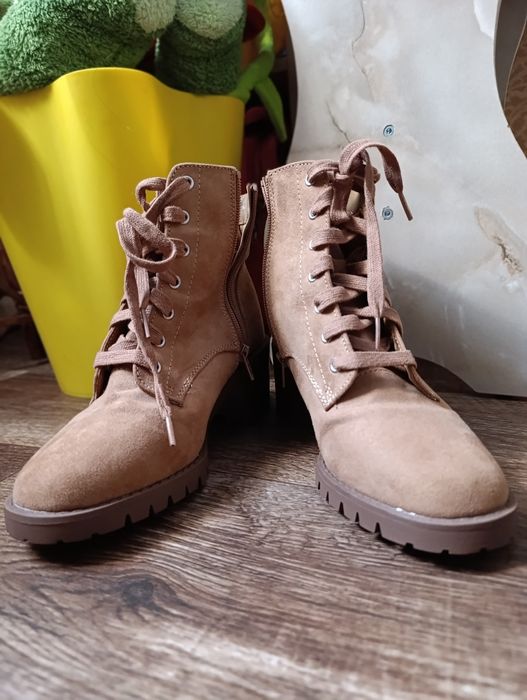 Замшеві черевики 38 розміру