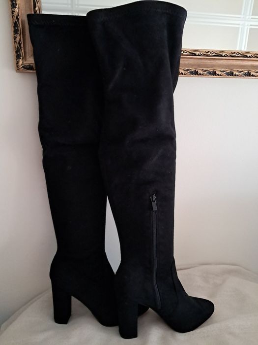 Botas altas, tamanho  36 ,   preta , NOVAS,  forradas em pelo .