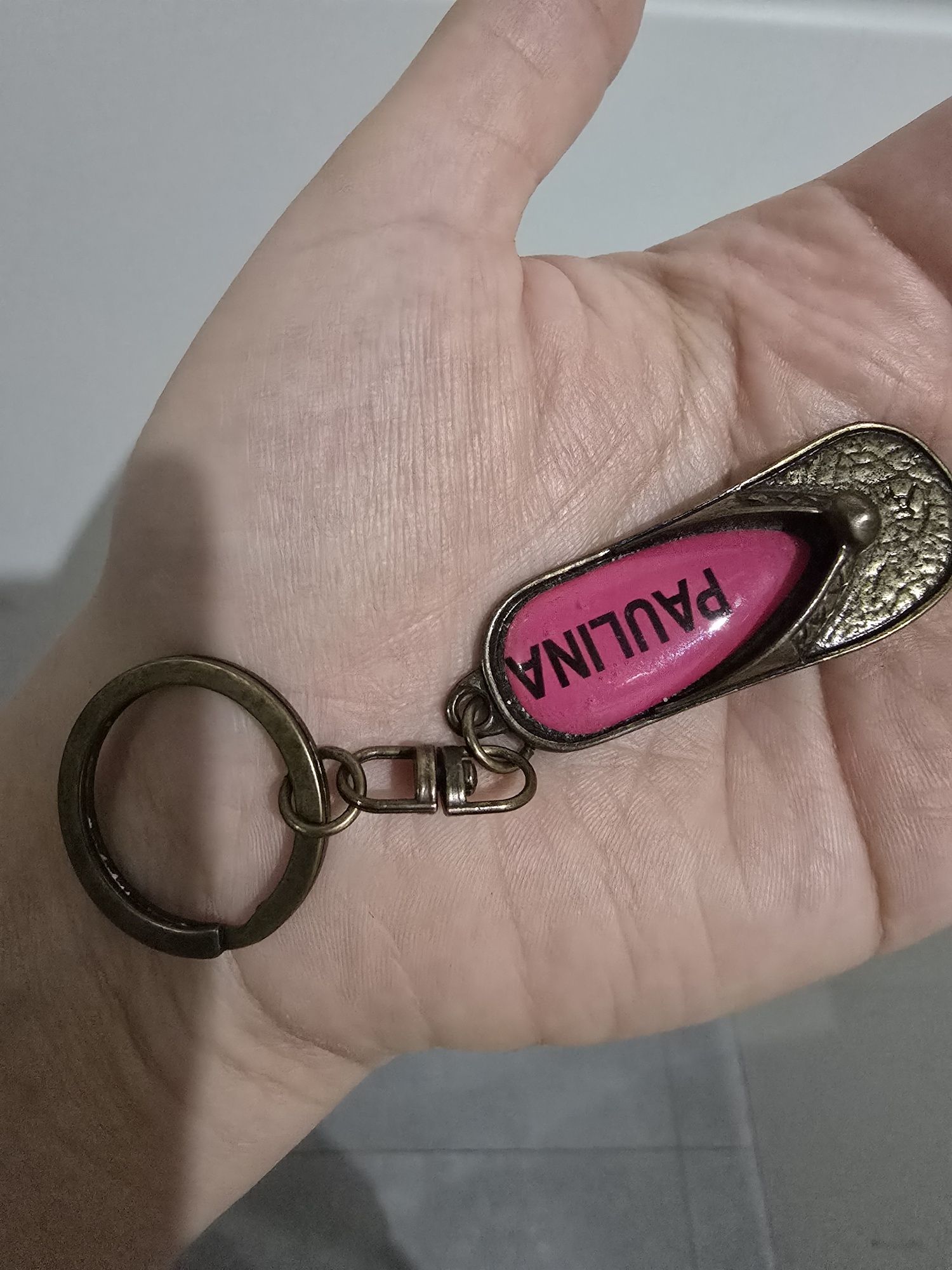 Brelok z nad morza Klapek Japonek z napisem Paulina