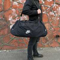 Спортивна дорожня чорна сумка Nike з плечовим ременем. Дорожная сумка
