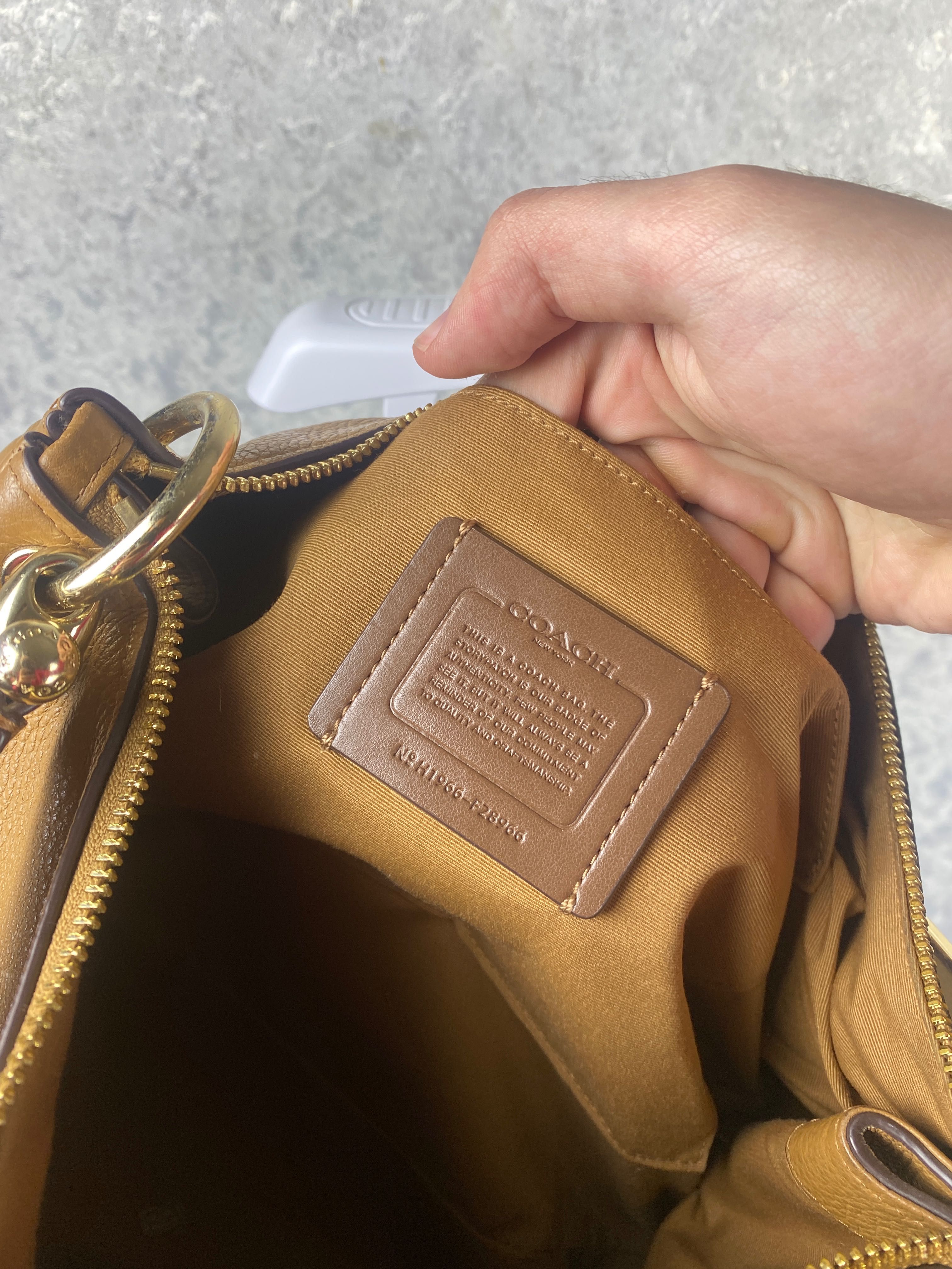 Женская кожаная сумка Coach Mia Leather Bag