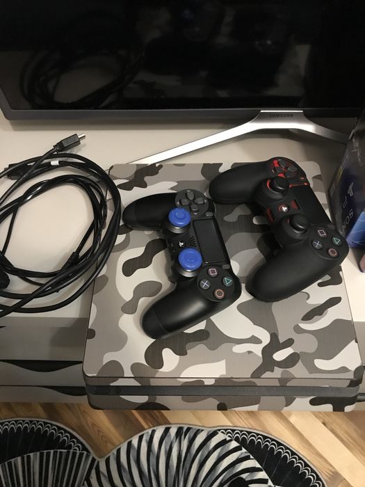 Продам PS 4 Slim 1 TB + 4 игры на дисках