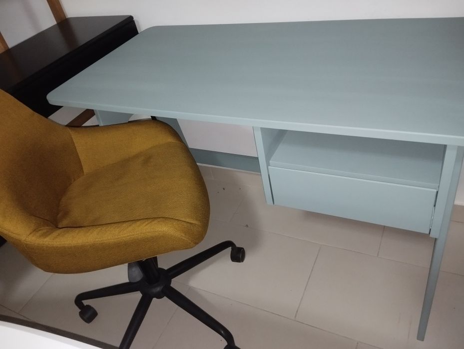 Conjunto de secretária e cadeira rotativa