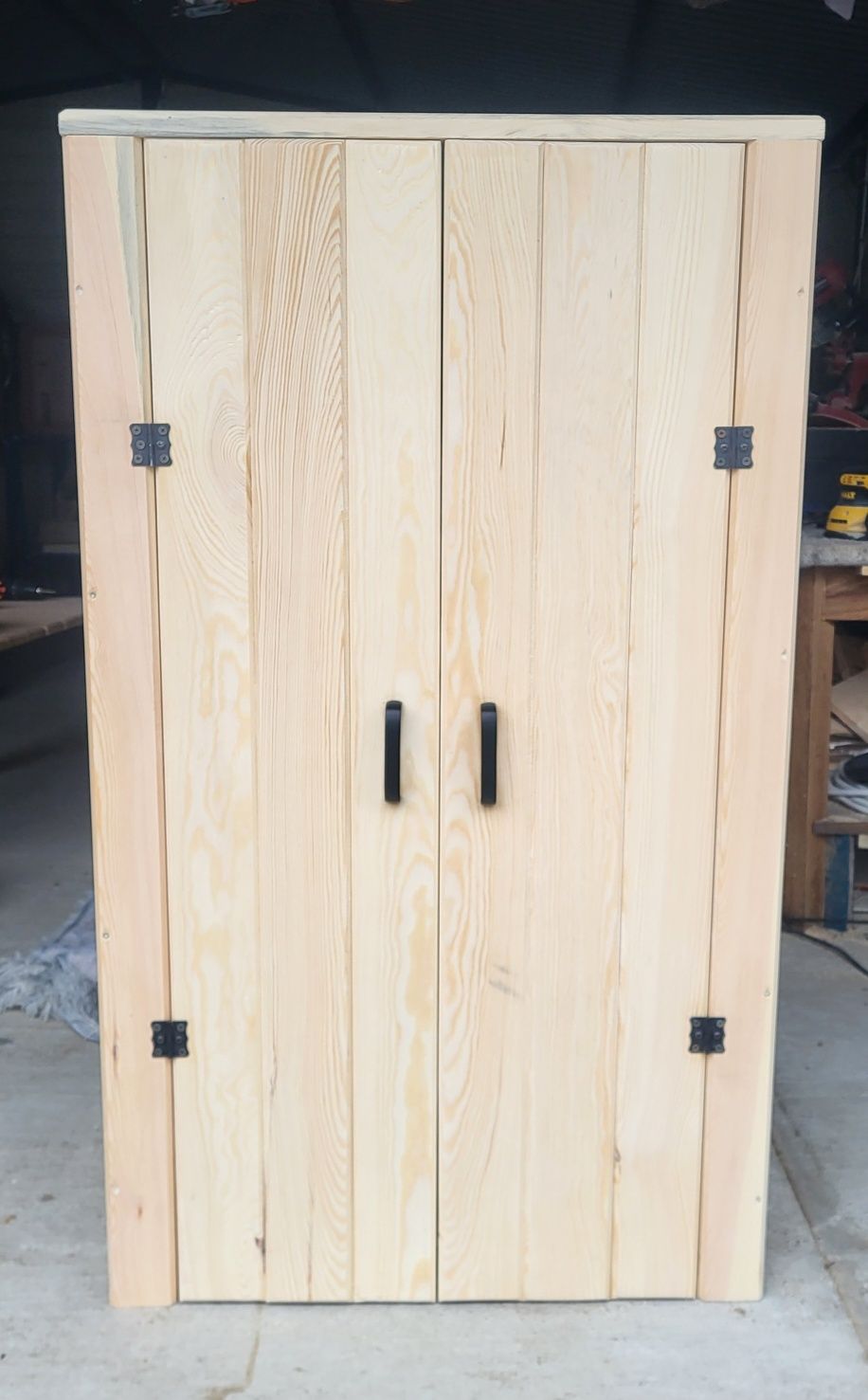 Szafka na buty sosnowa. 70x45x120 cm wys. Kolor Wenge