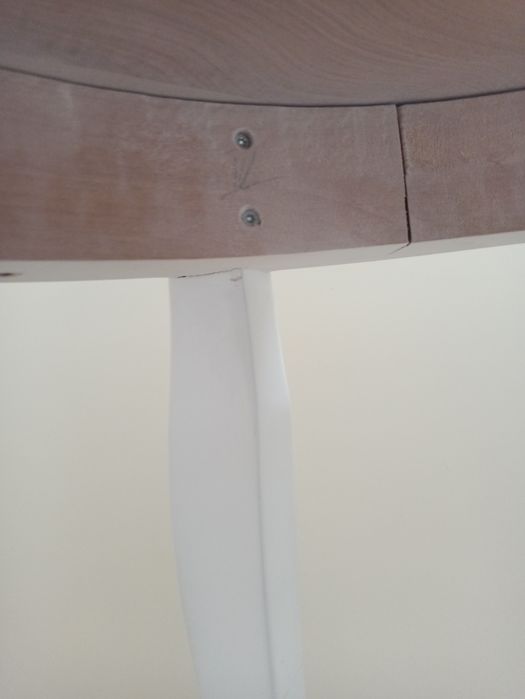 Biały drewniany stół