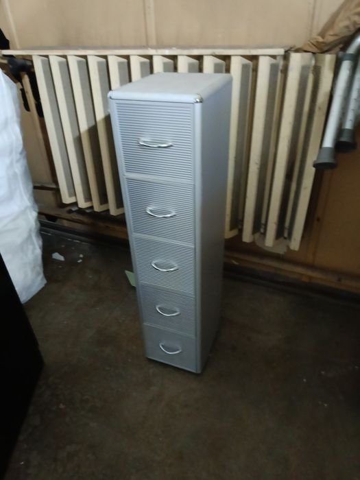 Aluminiowa szafka na płyty CD z systemem wiszących koszulek