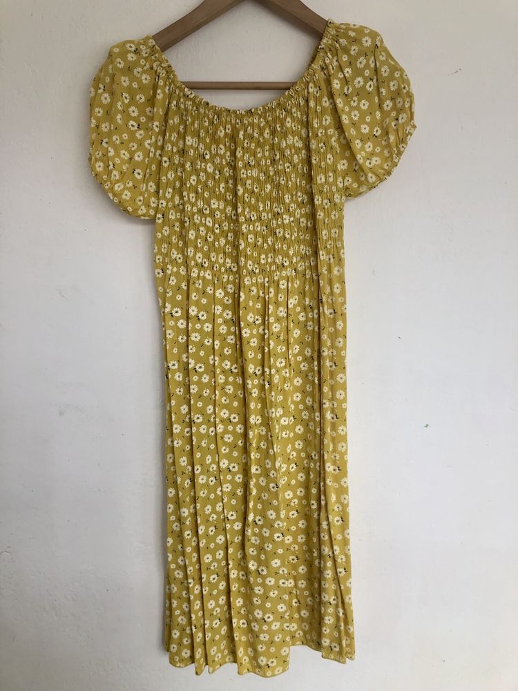 Żółta sukienka w stokrotki