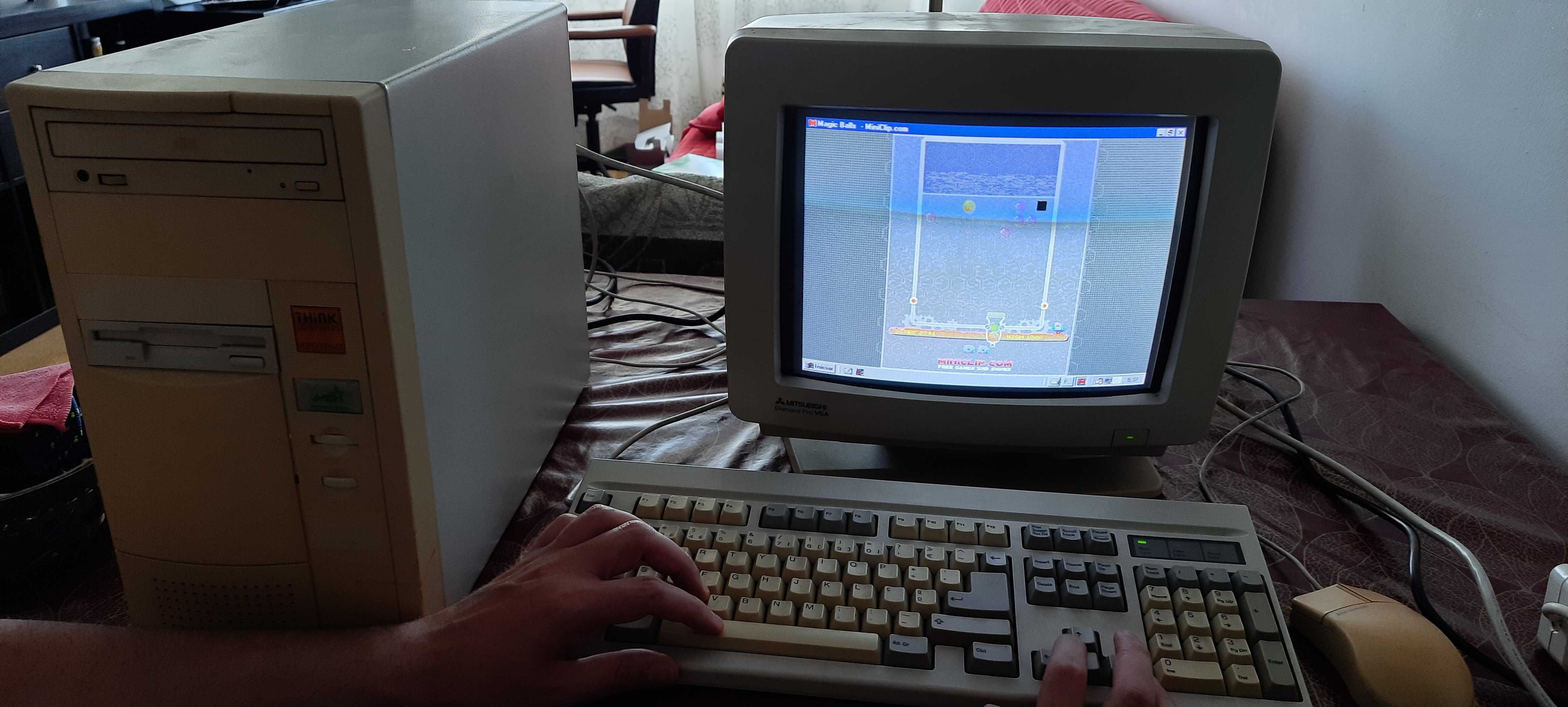 Computador antigo com W98 a funcionar