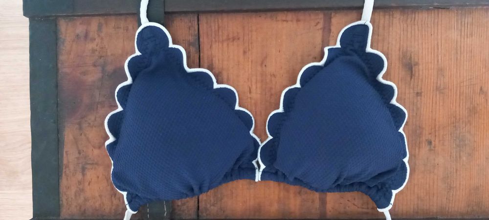 Top de biquini azul marinho bordas recortadas (scalloped)