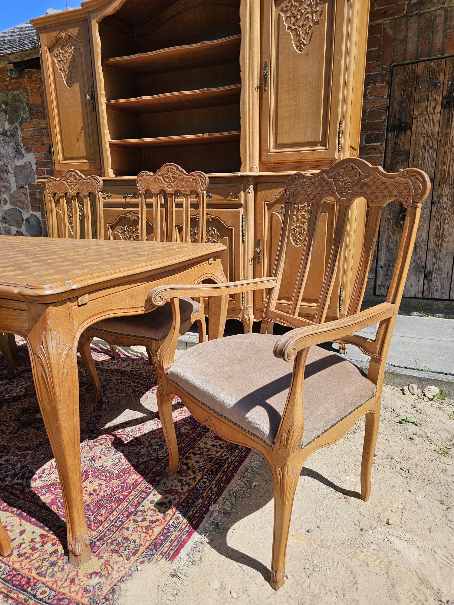 Jadalnia (komoda, stół i krzesła)
