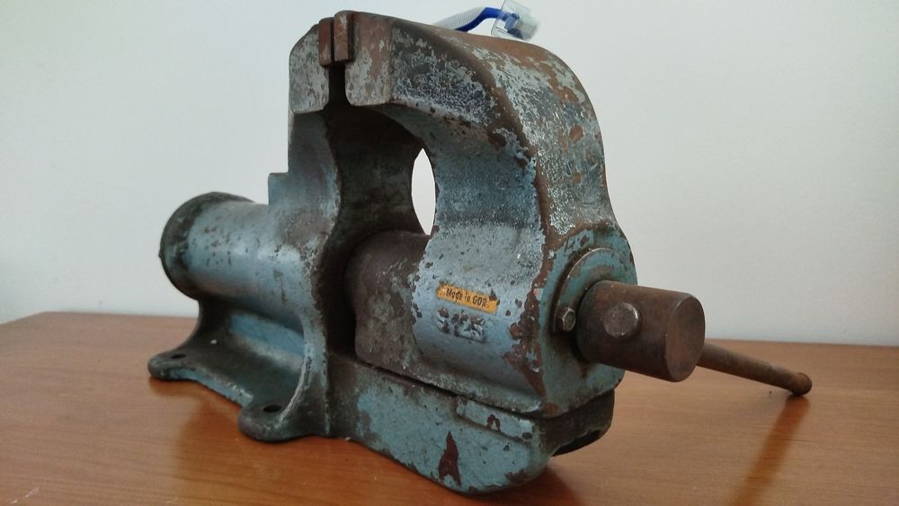 Torno de bancada alemão