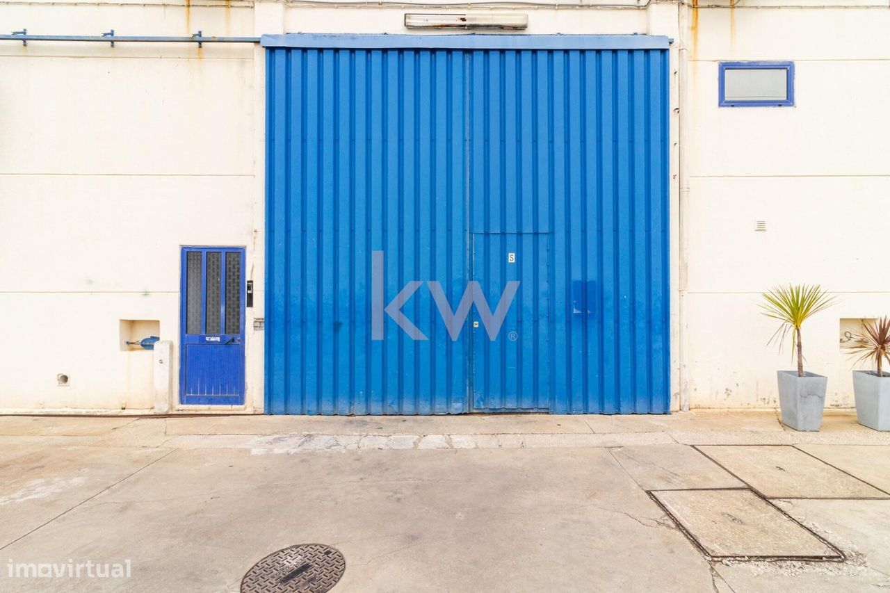 Armazém no Centro Empresarial Sintra/Estoril VI – Linhó | 220 m2 de Po