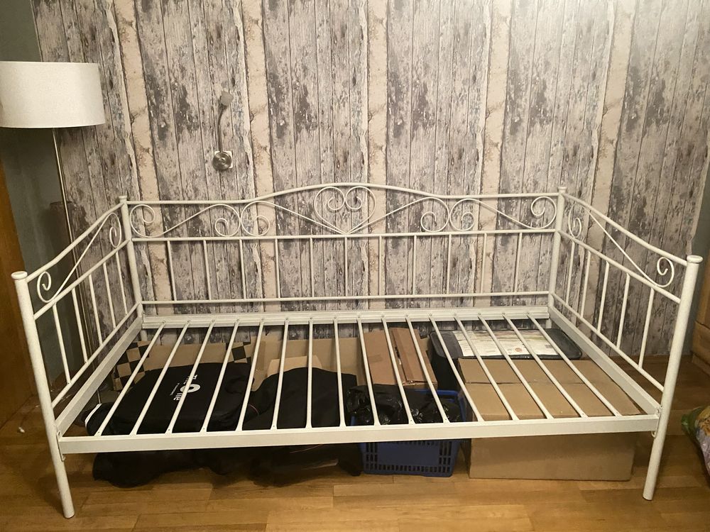Łóżko białe metalowe jednoosobowe