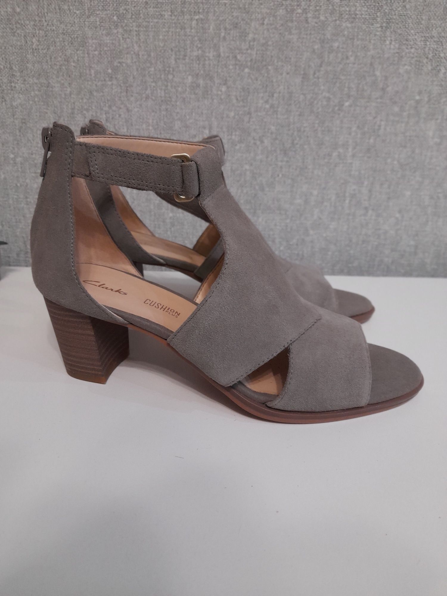 Замшевые босоножки Clarks