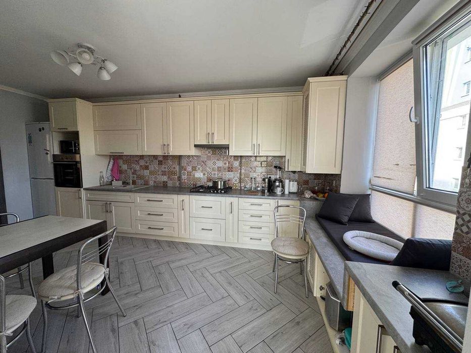 Продаж трьох кімнатної квартири