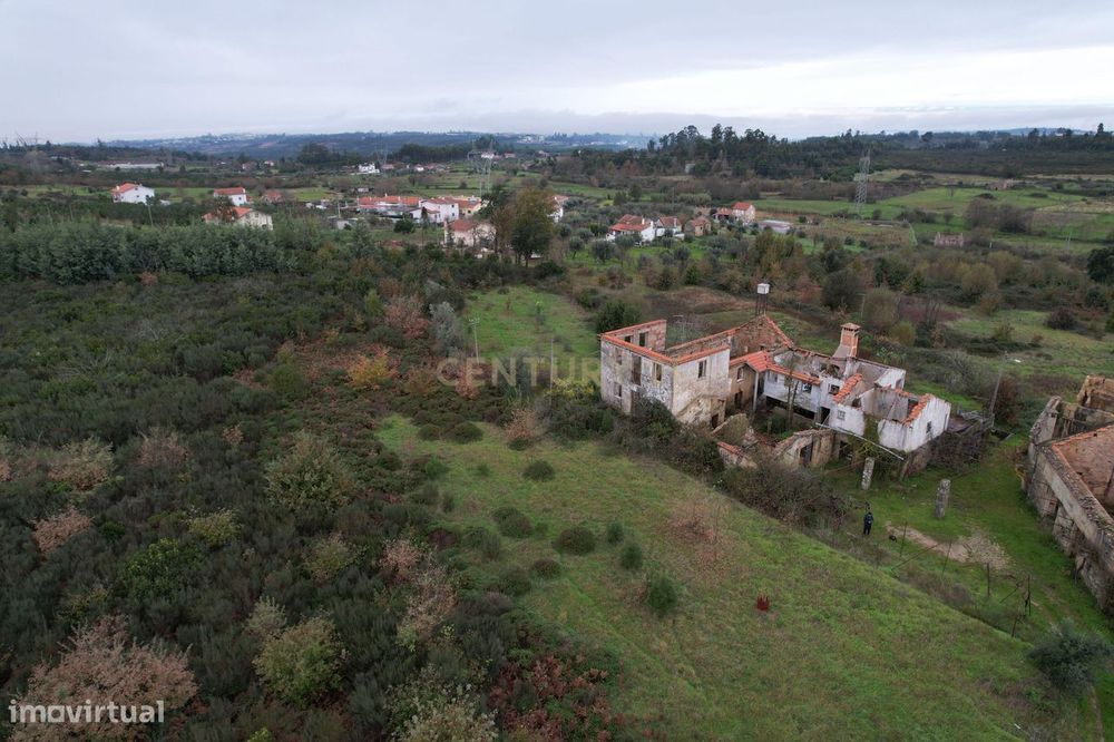Quinta em Oliveira do Hospital, com 60000 m2 com casas para recuperar.