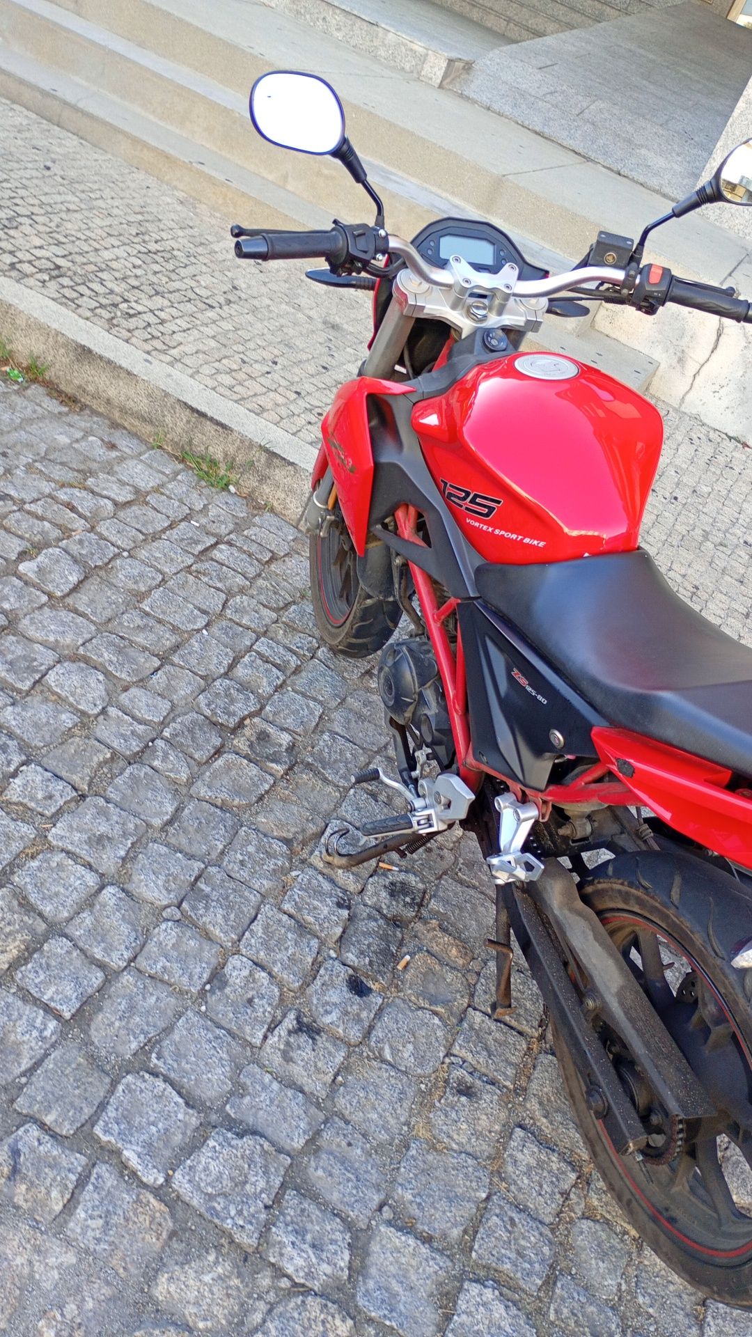 Mota 125cc vermelha