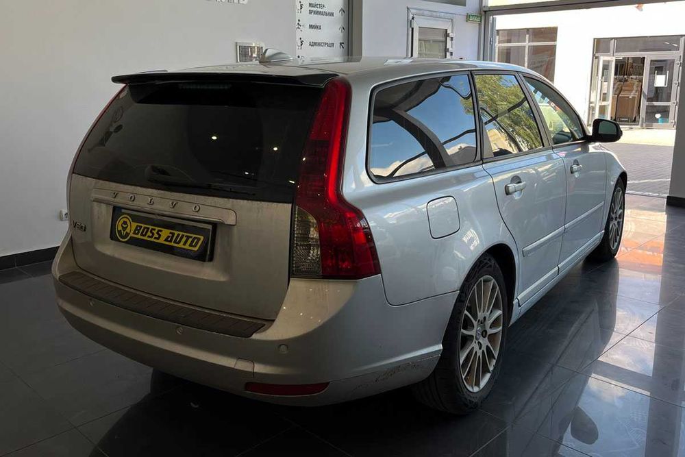 Volvo V50 2011 року