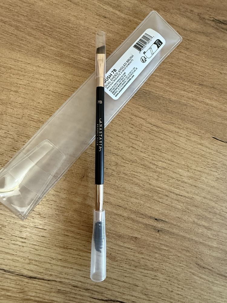 Скошений пензлик для брів зі щіточкою anastasia beverly hills brush 7b