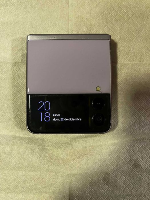 Samsung Galaxy Z Flip 3 128GB + Samsung Galaxy Watch 4