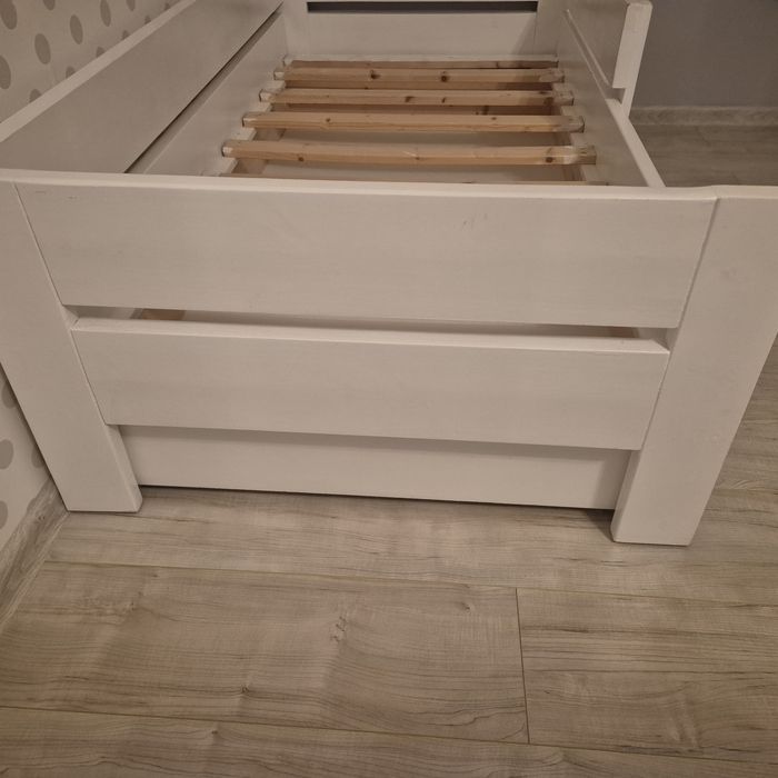 Drewniane łóżko dziecięce