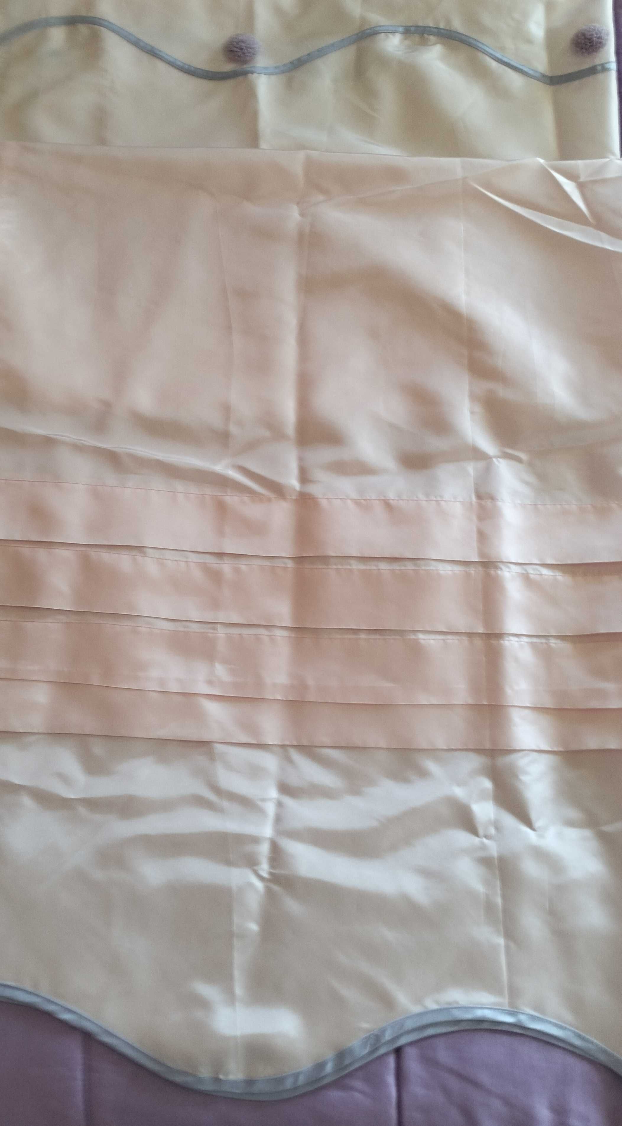 Colcha de criança com almofadas e cortinas