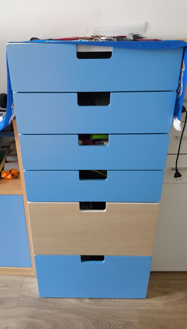 Cama de solteiro, 2 cómodas, 1 mesa de cabeceira e uma estante